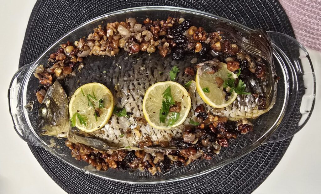 Stuffed carp with onion and raisins