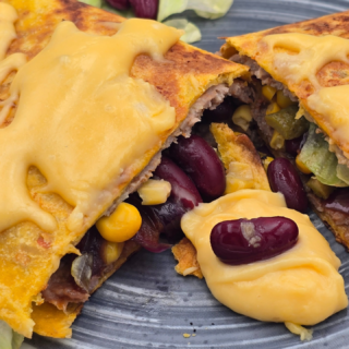 Sweet, salty, melty, and just the right amount of crunch 🧅🧀🥒These Cheesy Beef Tortilla Melts are your new favorite comfort food — filled with juicy spiced meat, caramelized red onions, crunchy pickles, and topped with warm cheddar sauce.Perfect for a cozy night in... or impressing your friends without breaking a sweat 🔥😉😋➡️ Full recipe now on the blog!
🔗myyummymeals.cooking/easy-and-cheesy-beef-tortilla-with-caramelized-red-onion-video#TortillaMelt #CheesyGoodness #EasyDinnerIdea #FoodieWraps #MyYummyMealsCooking #ComfortFoodFix