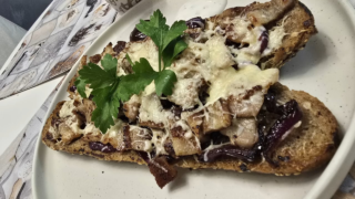 ✨ Baguette with Caramelized Onion & Bacon ✨
📌 Ingredients:
• 2 baguettes
• 400 g sliced bacon
• 50 g garlic butter
• 150 g grated cheddar cheese
• 2 red onions (sliced into rings)
• 1 tbsp brown sugar
• 1 tbsp balsamic vinegar
• 2 tbsp olive oil🍽️ Dinner ideas made simple. When you pair crispy bacon, sweet caramelized onion and fiery cheddar on a warm baguette, things get really good. I just posted the full video walkthrough on my blog (link in bio!) 👉 Check it out at https://myyummymeals.cooking/baguette-with-caramelized-onion-and-bacon-video/🕒 Quick overview:Caramelize onions slowly with olive oil, brown sugar & balsamic vinegar.Fry bacon slices until golden and crisp.Split baguettes, brush with melted garlic butter.Layer bacon → caramelized onion → cheddar, then grill until cheese melts perfectly.🔥 This will be your go-to for a fast, flavour-packed lunch or dinner. In only about 50 minutes total you’ll have something mouth-watering and satisfying. (Serves 2 with ~578 kcal each.)💡 Pro Tip: Don’t skip the garlic butter — it’s the flavour carrier that ties everything together! And if you like a little extra heat, add a pinch of chili flakes when you sauté the onions.#Foodie #FoodBlog #HomeCooking #EasyRecipes #BaconLovers #CheesePlease #BreadLove #MyYummyMeals #RecipeVideo #DinnerIdeas #CaramelizedOnion #BaguetteTime