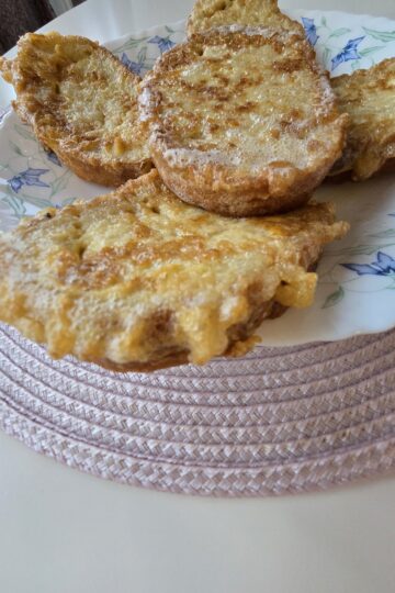 Fried bread slices with eggs and cream