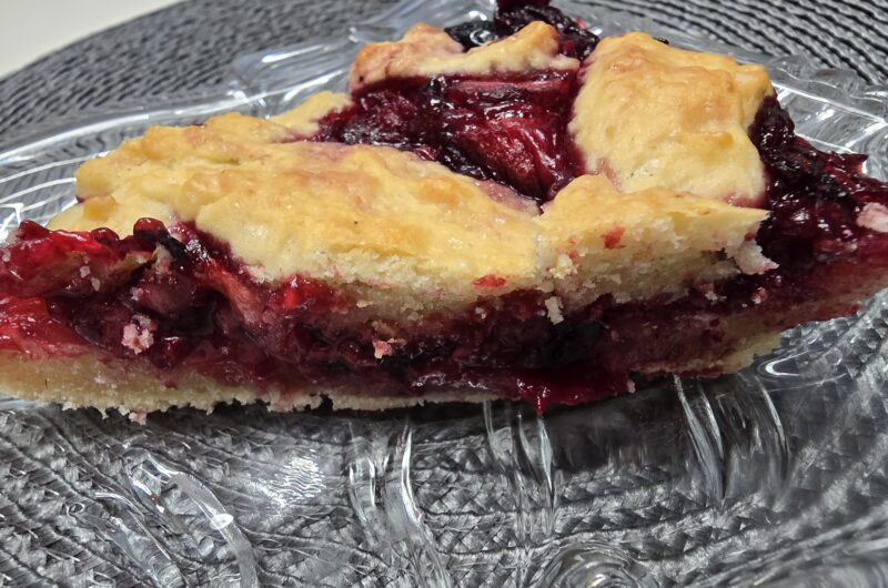 Pie with berries and sour cherries (Video)