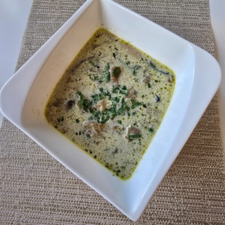 🍄✨ Creamy Three-Mushroom Soup ✨🍄Rich, velvety, and packed with deep earthy flavors — this homemade creamy mushroom soup is the ultimate comfort food for cozy evenings. Made with three different mushrooms, butter, garlic, and cream, it turns simple ingredients into something truly special. 🤍🍄 4 large button mushrooms
🍄 200 g oyster mushrooms
🍄 150 g chanterelle mushrooms
🧅 1/2 onion, finely chopped
🧄 1 garlic clove, pressed
🧈 1 tbsp butter
🥛 200 ml cooking cream
🥣 1 cup vegetable or mushroom broth
💧 2 cups water
🧂 Salt & black pepper to taste
🌿 1/2 tsp dried thymeFull recipe on my blog 👉 myyummymeals.cooking
#mushroomsoup #creamysoup #homemadesoup #comfortfood #mushroomrecipe #easyrecipes #foodblogger #homemadefood #souprecipe #foodphotography #cozyfood #dinnerideas #creamymushroomsoup #foodlover #myyummymeals