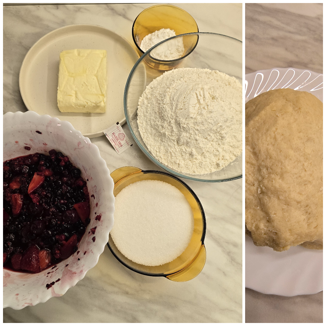 Pie with berries and sour cherryn