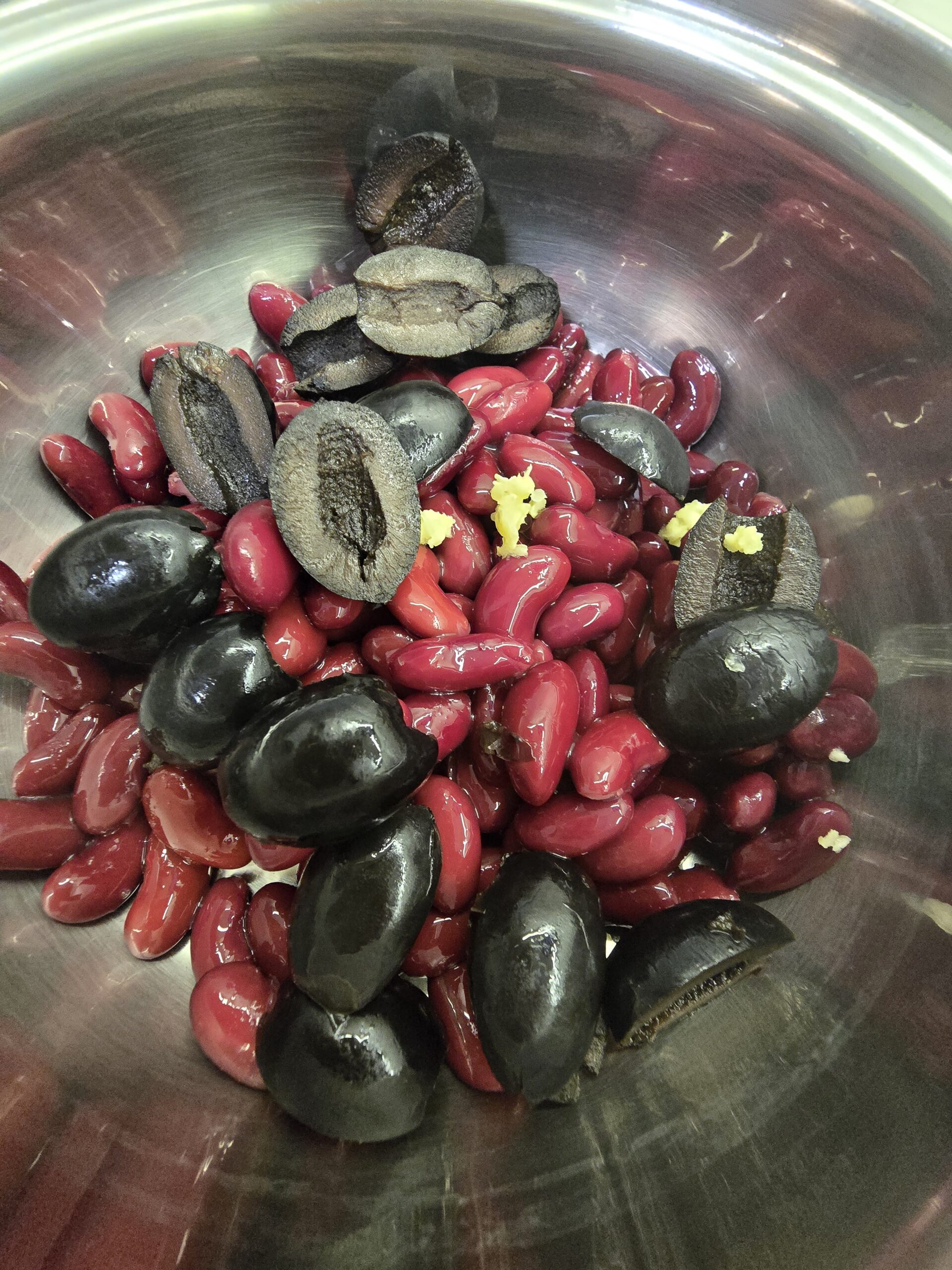 Smashed red bean with olives