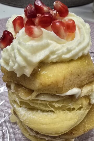 Caramelized apple with mascarpone and puff pastry