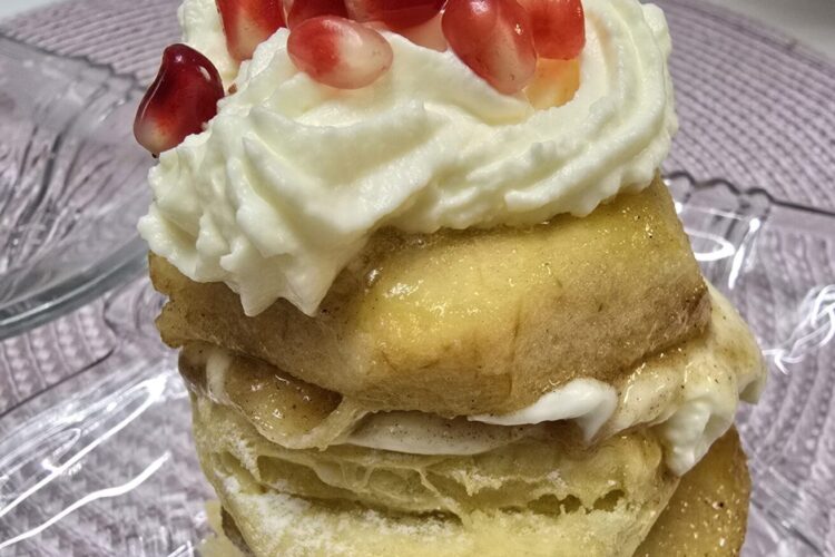 Caramelized apple with mascarpone and puff pastry