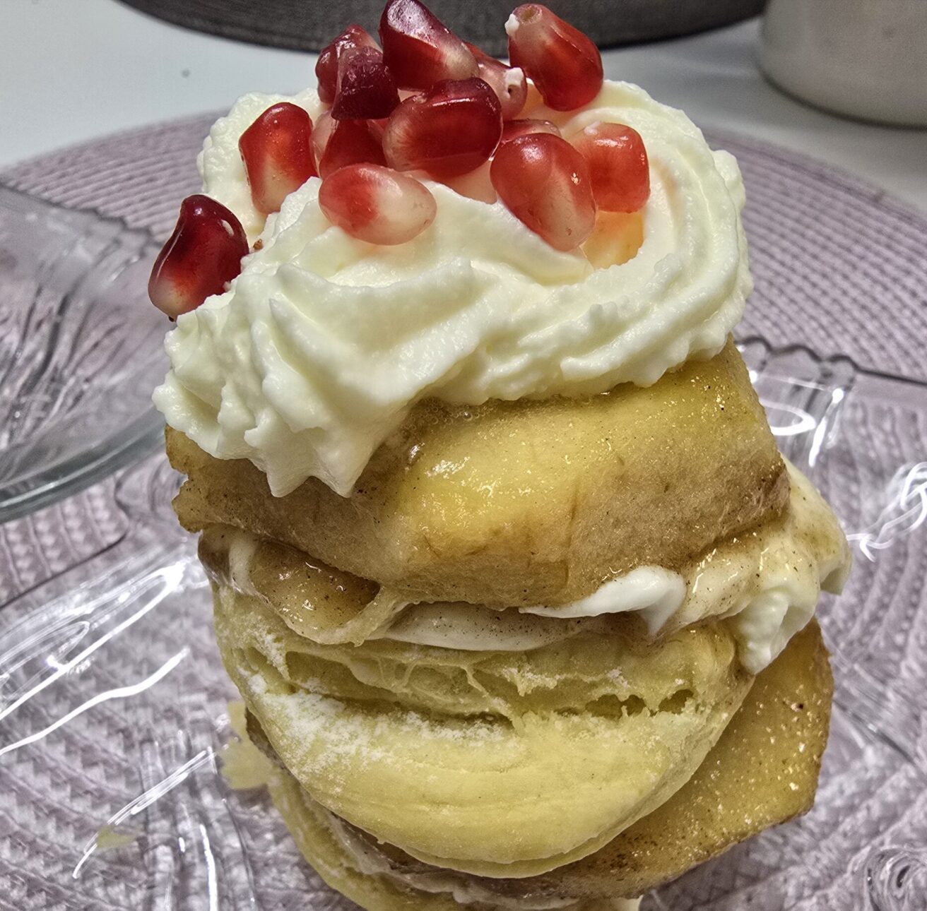 Caramelized apple with mascarpone and puff pastry