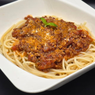 🍝 Classic Spaghetti Bolognese 🍅
Simple ingredients, rich flavor, and pure comfort on a plate.
Ingredients (2 servings):
• 200 g spaghetti
• 250 g minced meat (beef or mixed)
• 250 ml tomato sauce
• 1 small onion
• 1 garlic clove
• 2 tbsp olive oil
• 2 tbsp grated Parmigiano
• 1 beef stock cube
• Salt & black pepper to tasteSauté finely chopped onion in olive oil until soft, add garlic and minced meat and cook until browned. Stir in tomato sauce and crumbled stock cube, season, and let it simmer gently. Cook the spaghetti until al dente, combine with the sauce, and finish with grated Parmesan.
Classic, cozy, and always a good idea 🤍
#spaghettibolognese #pastalover #comfortfood #italiancooking #homecooking #simpleingredients #pastanight #foodphotography #foodstagram #homemadefood #myyummymeals