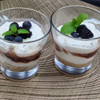 🍓✨ Summer Mascarpone Yogurt Delight ✨🍓A light, creamy, and refreshing no-bake dessert that's perfect for hot summer days! Layers of crunchy ladyfingers, silky mascarpone-yogurt cream, fruity jam, fresh blueberries, and mint create an irresistible combination in every spoonful. 💕🌿Ingredients:
▪️ 6 ladyfinger biscuits, crumbled
▪️ 250 g mascarpone cheese
▪️ 150 g powdered sugar
▪️ 500 g plain yogurt
▪️ 100 g wild strawberry jam (or your favorite jam)
▪️ 100 g fresh blueberries
▪️ Fresh mint leaves for garnish❄️ Chill for 2 hours before serving for the best flavor and texture!👉 Get the full recipe here:
https://myyummymeals.cooking/quick-fantastic-creamy-summer-mascarpone-yogurt-delight/💬 Would you make this with strawberry jam, raspberry jam, or another favorite fruit preserve?#SummerDessert #MascarponeDessert #NoBakeDessert #YogurtDessert #EasyDessert #DessertInAGlass #BlueberryDessert #StrawberryJam #CreamyDessert #HomemadeDessert #DessertRecipe #FoodBlogger #FoodPhotography #Foodstagram #InstaFood #SweetTreat #RefreshingDessert #SummerRecipes #MyYummyMeals #DessertLover 🍨✨