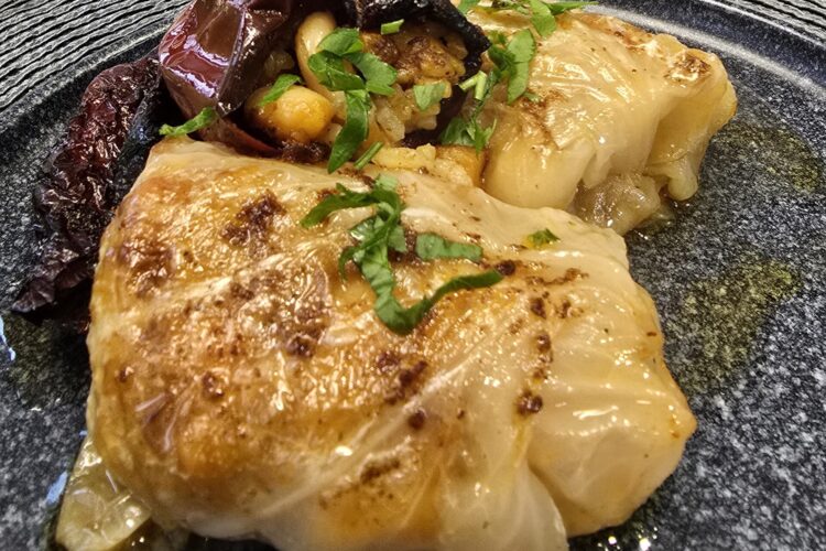 Sour cabbage and dried peppers stuffed with rice and bean