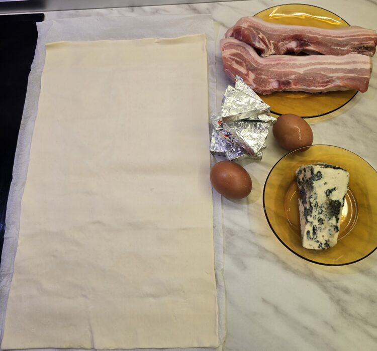 Puff pastry with bacon and blue cheese