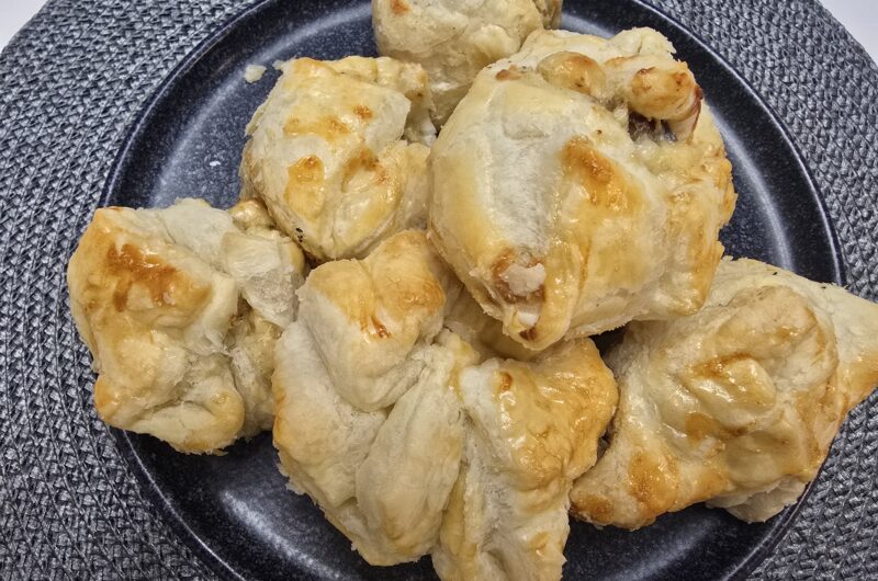 Puff pastry with bacon and blue cheese