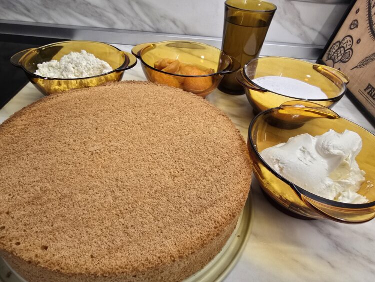 Mascarpone and apricots cake