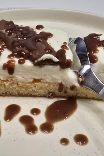 Mascarpone and apricots cake