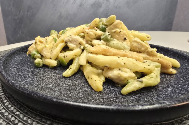 Amazing fusilli pasta with chicken and cream cheese (Video)