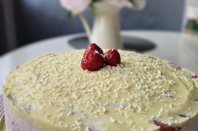 Unique strawberry and mascarpone cake (Video)