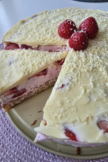 Unique strawberry and mascarpone cake