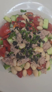 & tomatoes & cucumbers & tuna & beans 😍 #yummy dinner 😋
#foodie #comfortfood #easyrecipes #homecooking #dinnerideas #salad