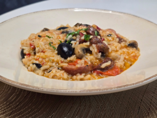 Simple, comforting, and full of flavor 🍚🍄Tonight’s dish: Rice with mushrooms, sausage, roasted peppers, and olives — a rustic combination that turns simple ingredients into something truly satisfying.Ingredients:
• 1 cup white rice
• 200 g mushrooms
• 1 leek (about 10–12 cm piece)
• 1 smoked sausage (about 200 g)
• 2–3 roasted red peppers
• 8–10 black olives
• 2 tbsp tomato sauce
• 2 tbsp olive oil
• Salt and black pepper to taste
• 3 cups water or vegetable brothQuick idea of the process:
Sauté the sliced leek in olive oil until soft. Add the mushrooms and cook until they release their moisture. Stir in the sliced sausage and cook for a few minutes to release its flavor. Add the rice and toast it briefly, then mix in the roasted peppers, olives, and tomato sauce. Pour in the water or broth, season with salt and pepper, and simmer until the rice is tender and the flavors come together.A simple one-pan comfort meal with smoky, earthy, and slightly tangy notes. Perfect for a cozy dinner.