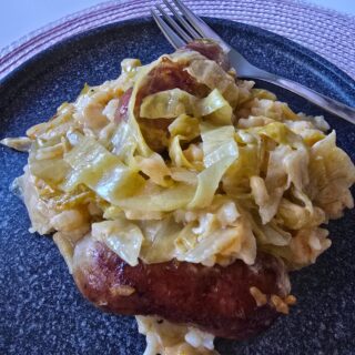 Creamed Sour Cabbage with Rice and Sausages π₯¬ππA true comfort food classic inspired by traditional Balkan flavors. Tender sour cabbage leaves, juicy sausages, fluffy rice, onion, garlic, and a rich creamy finish come together in one incredibly satisfying dish.This recipe is all about simple ingredients transformed into something warm, hearty, and unforgettable. Perfect for family dinners, cozy weekends, and anyone who loves homemade comfort food. β€οΈThe combination of sour cabbage and sausages creates a deep, savory flavor, while the creamy sauce balances everything beautifully for the ultimate comforting meal.π Full recipe on my blog:
myyummymeals.cooking/creamed-sour-cabbage-with-rice-and-sausages#CreamedCabbage #SourCabbage #SausagesAndRice #ComfortFood #TraditionalRecipe #HomemadeFood #FoodBlogger #FoodPhotography #DinnerInspiration #CookingFromScratch #BalkanCuisine #CabbageRecipes #EasyDinner #MyYummyMeals #FoodLover