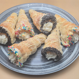 ✨ Crispy, creamy & irresistible – homemade Cannoli with Ricotta! 🇮🇹💛
Perfectly golden puff pastry shells, filled with sweet ricotta cream and dipped in white chocolate with sprinkles. A true Italian delight right at home!Ingredients used:500 g ricotta cheese½ cup powdered sugar1 tsp vanilla extract2 packs puff pastry (300 g each)1 egg (beaten, for sealing)100 g white chocolate10 g chocolate sprinkles10 g colored sugar sprinklesExtra powdered sugar for dustingBaked instead of fried, but still crunchy, creamy, and so beautiful. 🥰✨
Would you try making these at home?Full recipe🔗myyummymeals.cooking#Cannoli #ItalianDessert #HomemadeSweets #RicottaDessert #PastryLove