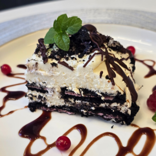 ๐ฐ No-Bake Oreo Philadelphia Cream Cake ๐
A dreamy, creamy dessert that melts in your mouth โ no oven needed! Made with soft Philadelphia cheese, fluffy whipped cream, strawberry jam, and crunchy Oreo layers. Perfect for any occasion! โจIngredients:500 g Philadelphia cream cheese50 g powdered sugar1 tsp vanilla extract250 ml heavy whipping cream50 ml strawberry jam24โ28 Oreo cookies with strawberry fillingChocolate topping, fresh berries & mint for garnish ๐ฟโ๏ธ Chill for 2โ3 hours and enjoy a slice of heaven!Full step-by-step recipe on ๐ myyummymeals.cooking#OreoCake #NoBakeDessert #PhiladelphiaCreamCake #MyYummyMeals #HomemadeDessert #FoodBloggers #DessertLovers #SweetTreats #OreoRecipe