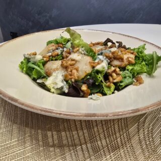 Fresh Pear & Blue Cheese Salad 🥗🍐A perfect balance of crisp, creamy, sweet, and crunchy 💚
This salad is all about simple ingredients coming together in the best way.Ingredients:
• 4–5 cups mixed baby greens
• 2 ripe pears
• ~80–100 g blue cheese
• ½ cup chopped walnuts
• 1–2 tbsp butter
• 1–2 tbsp brown sugar
• Juice of ½ lemonHow it comes together:
Caramelize the sliced pears in butter and brown sugar until golden and soft. Toss the fresh greens with lemon juice, crumble over the blue cheese, add the walnuts, and finish with the warm caramelized pears on top.
Want more😍write "recepie" in the coment❤️Sweet, tangy, crunchy, and creamy in every bite 🤍#freshsalad #pearrecipe #healthyfood #foodblogger #homemade #easyrecipes #saladideas