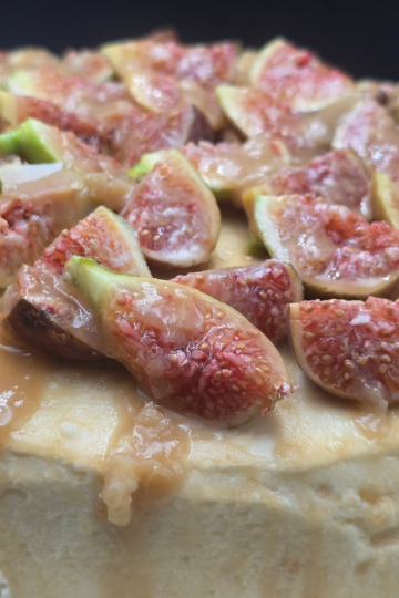 Cake with figs and salted caramel