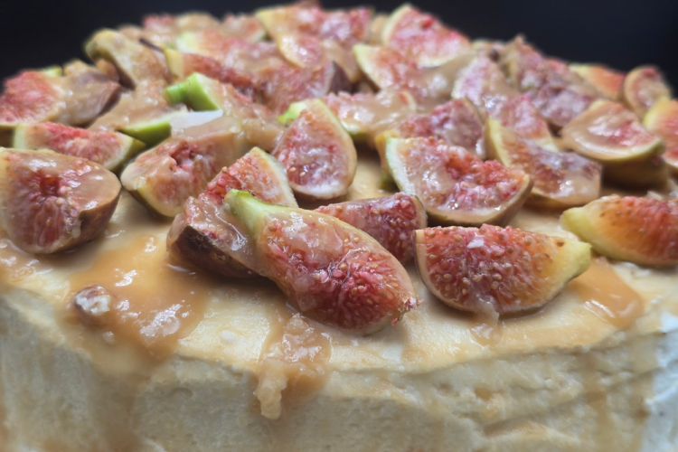 Cake with figs and salted caramel