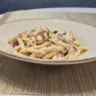 Golden bacon. Creamy sauce. Perfectly twirled fusilli. 💛
This Creamy Fusilli with Crispy Bacon and Parmesan is one of those recipes that feels luxurious but comes together in under 40 minutes — pure comfort food magic! ✨Here’s what you’ll need:
🥓 250 g bacon (thinly sliced)
🧄 1 garlic clove (pressed)
🧅 1 medium yellow onion (finely chopped)
🍝 300 g colorful fusilli pasta
🧀 100 g grated Parmesan
🥛 250 ml cooking cream
🌿 Fresh parsley, salt, and 2 tbsp olive oilIt’s rich, cheesy, and beautifully balanced — the kind of meal that makes you close your eyes at the first bite.
Full recipe with detailed steps is now on 👉 myyummymeals.cooking
💻Would you try this creamy pasta for dinner tonight? 😍#CreamyPasta #BaconLovers #ComfortFood #EasyDinner #ItalianInspired #FoodieDelight #HomemadeGoodness #MyYummyMeals #PastaNight #ParmesanDreams