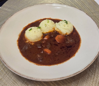 🍷 Wine Kebab with Beef & Bacon 🥩🥓
Rich, slow-cooked, and full of deep flavor – this traditional wine kebab combines tender beef, smoky bacon, and aromatic vegetables, all simmered in red wine for the perfect comfort dish.
✨ Ingredients:
• 800 g beef (chuck or shoulder)
• 200 g bacon
• 2 carrots
• 1 onion
• 2 cloves garlic
• 2 tbsp tomato paste
• 150 ml red wine
• 2 tbsp oil
• 1 beef stock cube
• Salt & black pepper to taste
Slow-cooked to perfection until the meat is melt-in-your-mouth tender and the sauce is rich and velvety. Serve warm and enjoy every bite! ❤️
#WineKebab #BeefRecipes #ComfortFood #Homemade #FoodLovers #TraditionalCuisine