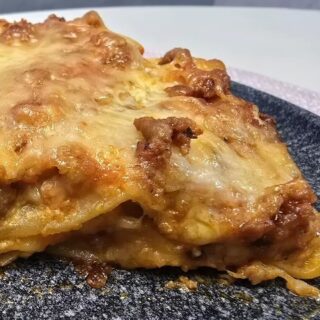 🍝 The ultimate comfort food is here! 🧀✨Layers of rich beef sauce, creamy cottage cheese, melted mozzarella, and Parmesan baked until golden perfection. 🤤This homemade lasagna is cozy, cheesy, and packed with flavor — perfect for a family dinner or a weekend treat! ❤️✨ Made with:
🥩 500g ground beef
🧅 1 medium onion + 3 garlic cloves
🍅 Tomato sauce & tomato paste
🧀 250g cottage cheese
🧀 Parmesan & mozzarella
🍝 No-boil lasagna sheetsWant to make this delicious lasagna at home? 🍽️
👉 Find the full recipe on my blog: myyummymeals.cooking 💛Save this recipe and try it soon! ✨#LasagnaRecipe #HomemadeFood #ComfortFood